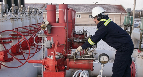 تقرير: أوروبا تبدأ إنفاق الغاز المخزن لفصل الشتاء