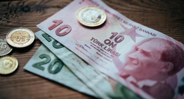 الليرة التركية تهوي مجددا متأثرة بتناقص الاحتياطات النقدية