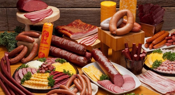 اللحوم المصنعة على رأس أخطر المواد الغذائية