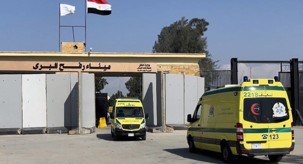 مصر تواصل استقبال المصابين والرعايا الأجانب عبر معبر رفح