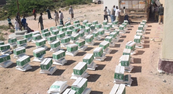 مركز الملك سلمان للإغاثة يوزع سلال غذائية في السودان  والصومال واليمن