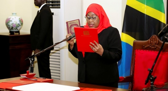 سامية حسن تؤدي اليمين الدستورية لتصبح أول امرأة تتولى منصب رئيس جمهورية تنزانيا