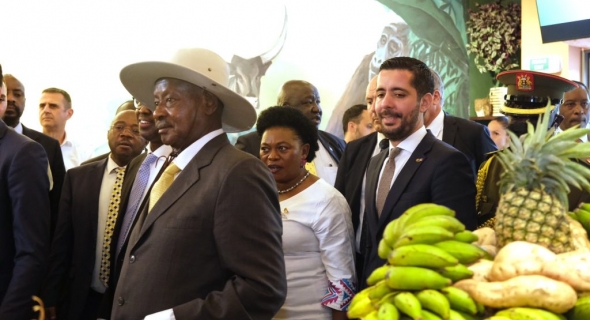 متحديا “البنك الدولي”.. الرئيس الأوغندي: سنواصل طريق التنمية بقروضكم أو بدونها
