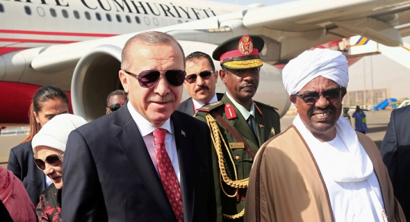 صادق المهدي: قطر وتركيا تستغلان إفلاس البشير