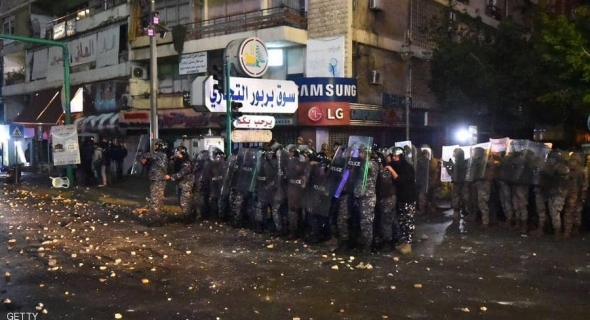 سقوط جرحى في صفوف الأمن في مواجهات مع المحتجين ببيروت