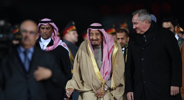 الملك سلمان يصل روسيا في أول زيارة لعاهل سعودي