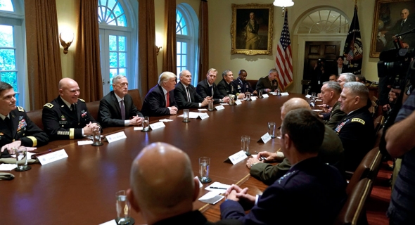 “ترامب” مع قادة الجيش في اجتماع “الهدوء الذي يسبق العاصفة”