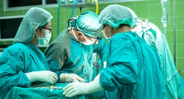 سكاكين ومفك وشفرات حلاقة…أطباء يخرجون 33 جسما غريبا من معدة مريض