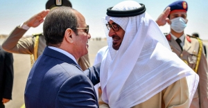“السيسي” يصل الإمارات للمشاركة في قمة تضم قادة مصر والأردن ودول الخليج