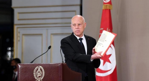 الرئيس التونسي يلوح برفع الحصانة عن برلمانيين وتوقيف سياسيين مرتبطين بالخارج