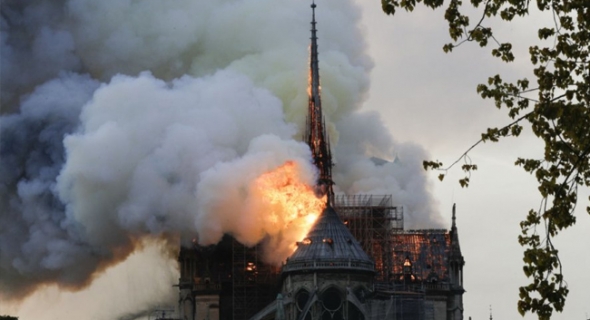 الداخلية الفرنسية: حريق كاتدرائية نوتردام تحت السيطرة “لكن لم يتم إخماده بشكل كامل”