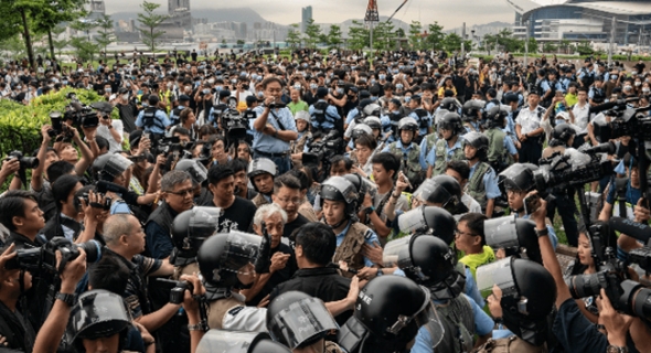 اشتباكات بين شرطة هونج كونج ومحتجين بعد مسيرة قرب الحدود مع الصين