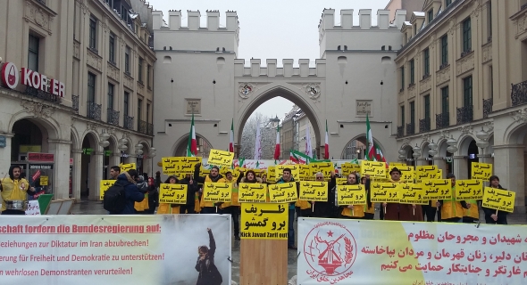 بالفيديو والصور.. إيرانيون يتظاهرون ضد “ظريف” في ميونخ