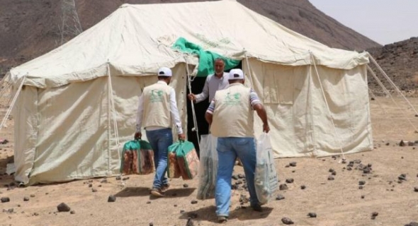 مركز الملك سلمان للإغاثة يوزع  كراتين تمور وأطراف صناعية في محافظات اليمن ومواد إيوائية للنازحين من الجوف إلى محافظة مأرب