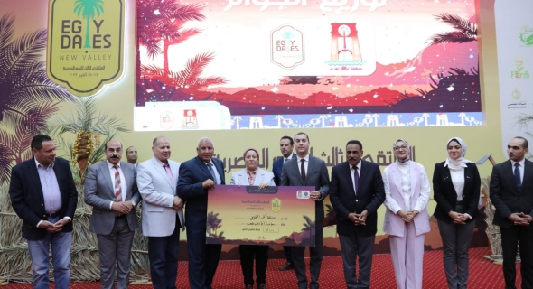 تكريم د. عفاف عاشور منسقة “أيادي مصر” لمحافظة كفر الشيخ خلال ملتقى الوادي الجديد للتمور