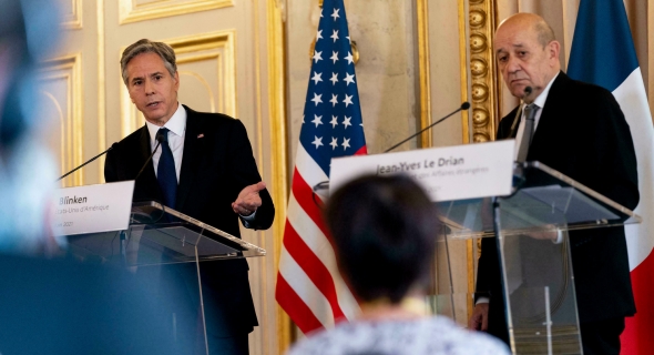 “واشنطن” و”باريس” يقران بأن الخروج من الأزمة بينهما سيستغرق وقتا وجهدا قد يطول