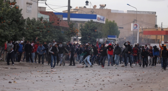 الجيش التونسي ينتشر في مدن عدة مع استمرار الاحتجاجات