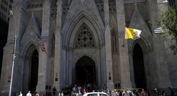 عاجل.. إعتقال شخص يحمل قارورتي بنزين في كاتدرائية القديس باتريك في نيويورك
