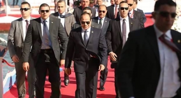 السيسي يتفقد الأرصفة البحرية لميناء شرق بورسعيد