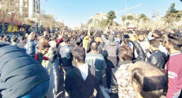 مقتل أحد المتظاهرين الإيرانيين على يد “الحرس الثوري” في “تويسركان”