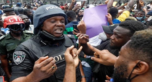 متظاهرون يقطعون الطرق احتجاجا على أعمال القتل والاختطاف بنيجريا