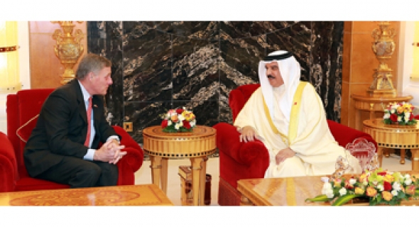العاهل البحريني ورئيس لجنة الاستخبارات الأمريكي يبحثان الشراكة الاستراتيجية