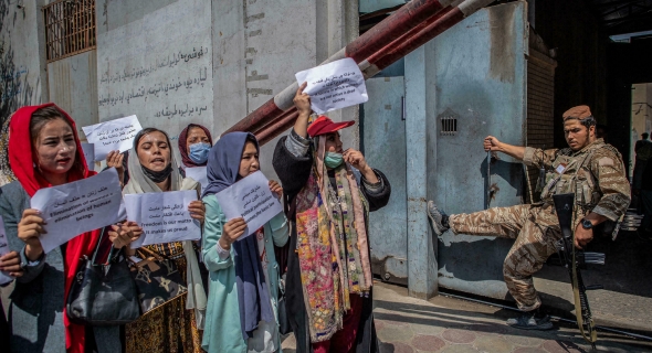 النساء في أفغانستان بين الغضب والخوف والخيبة في مواجهة حكم “طالبان”