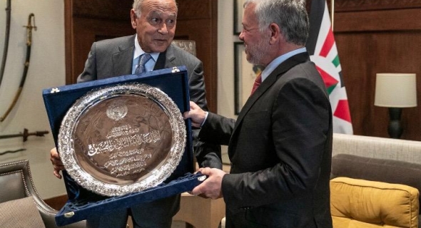 “أبو الغيط” يسلم الملك عبد الله درعا تقديرا لجهوده في مجال العمل التنموي