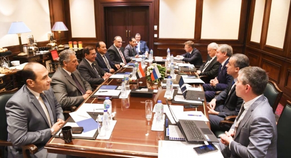مصر وروسيا يبحثان زيادة التعاون المشترك في صناعة البترول والغاز