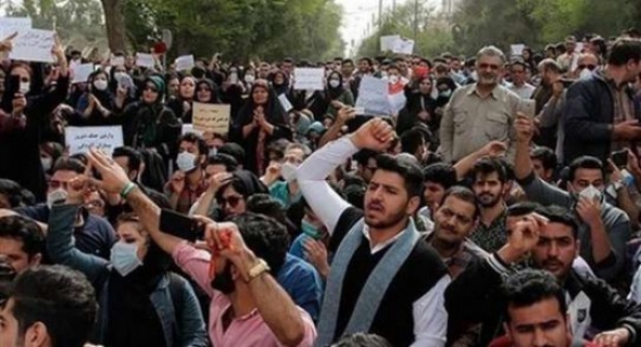 الأحوازيون يتظاهرون أمام مبنى الحاكم العسكري احتجاجا على قطع المياه عنهم