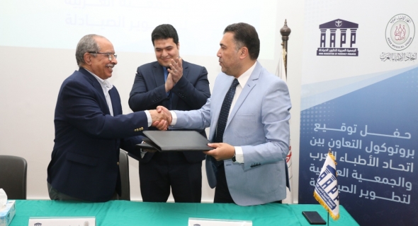 توقيع اتفاقية تعاون بين “الأطباء العرب” و”العربية لتطوير الصيادلة” بحضور ممثل “الصحة العالمية”