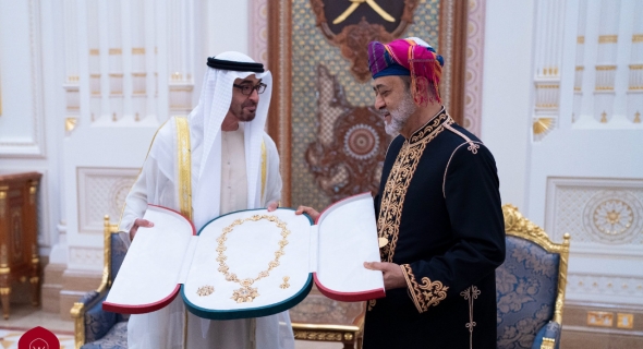 السلطان هيثم بن طارق والشيخ محمد بن زايد  يتبادلان أرفع وسامين في البلدين