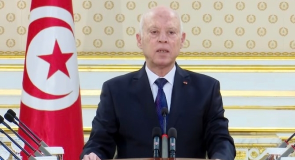الرئيس التونسي يعلن النظر في حل المجالس البلدية