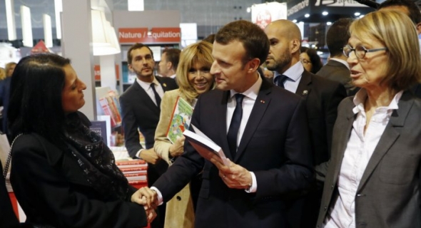 ماكرون يقاطع الجناح الروسي أثناء افتتاحه لمعرض باريس للكتاب