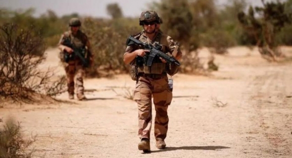 فرنسا تستأنف عملياتها العسكرية المشتركة مع مالي