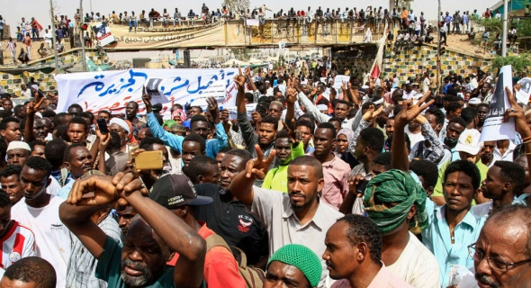 المعارضة السودانية تعلق المحادثات مع المجلس العسكري وتلوّح بالتصعيد