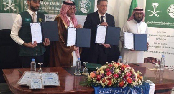 السعودية ترسل 80 طنا من التمور إلى تشاد و350 طنا لبرنامج الأغذية العالمي في الجزائر