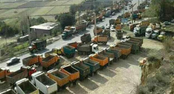 سائقو الشاحنات يدخلون يومهم الخامس في  أکثر من 100 مدینة إيرانية