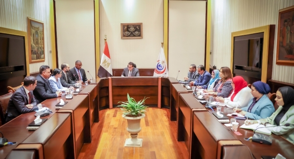 مصر تبحث توفير أحدث الأدوية المطورة لعلاج مرضى الأورام و”الإيدز”