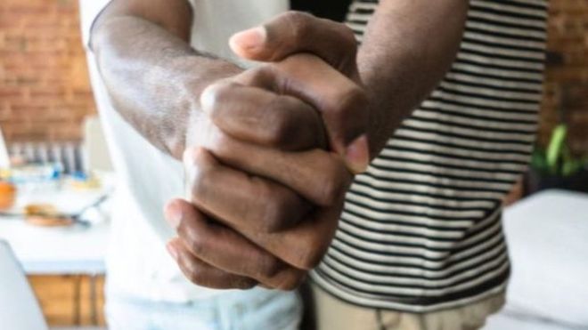 تنزانيا ترحل محامين من جنوب أفريقيا “روجوا للمثلية الجنسية”