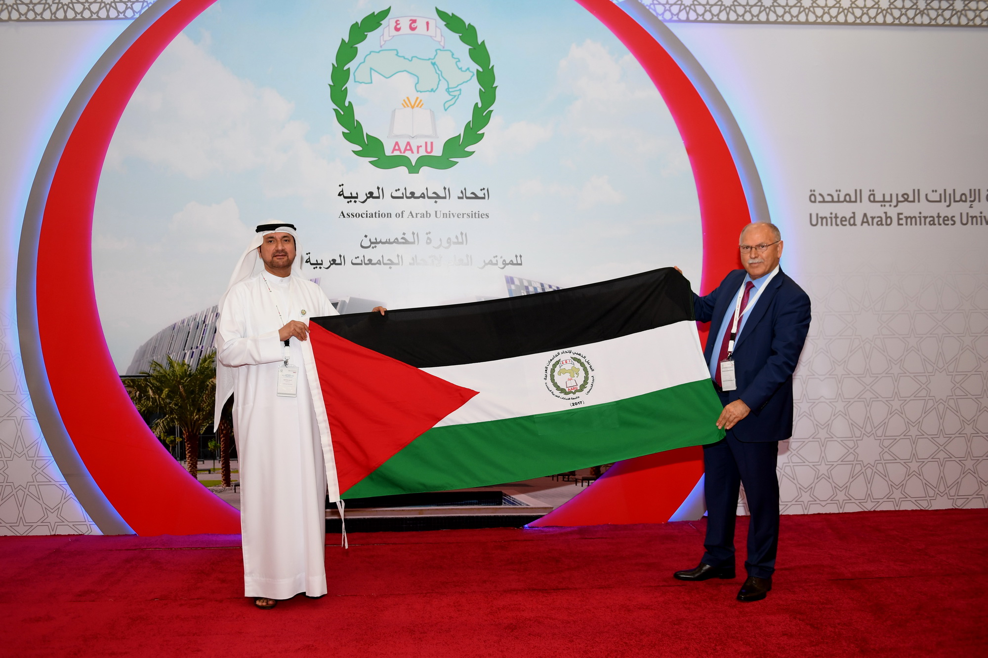 رئيس “جامعة الإمارات” يتسلم علم الدورة الـ(50) لمؤتمر اتحاد الجامعات العربية