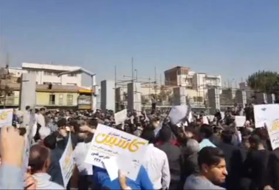 بالفيديو.. (2000) متظاهر إيراني أمام مجلس الشورى في طهران والأمن يشتبك معهم