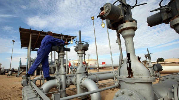 A worker checks pipes and valves at Amaal oil field in eastern Libya October 7, 2011. Eight months of civil war have left Libya's oil industry in chaos, with fields that once pumped a total of around 1.6 million barrels per day (bpd) deserted and export terminals, pumping stations and pipelines damaged by fighting and sabotage. Engineers and other workers who left the field, which is about 1000 km (620 miles) southeast of the capital Tripoli, are returning in what the country's new rulers hope will be the resumption of full oil production as soon as possible. REUTERS/Ismail Zitouny (LIBYA - Tags: CONFLICT BUSINESS ENERGY) - RTR2SD1V