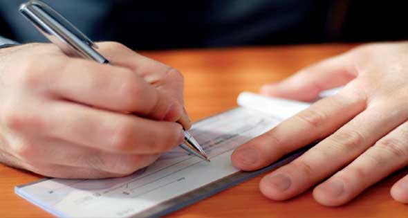 الحكومة المصرية تنهي التعامل بالشيكات الورقية