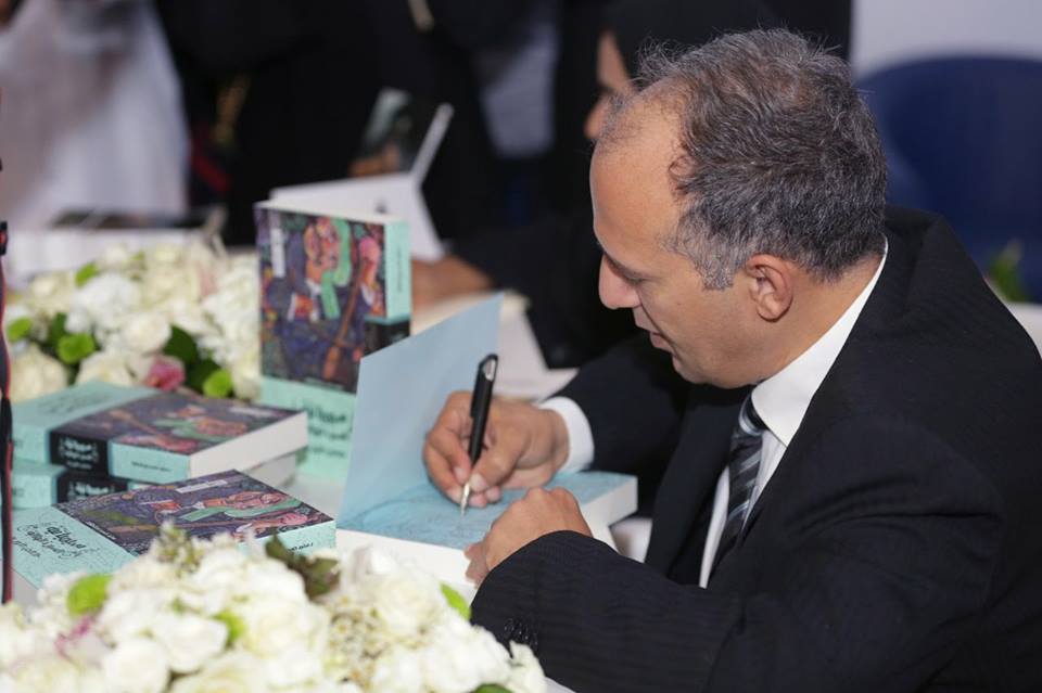 معرض الشارقة للكتاب يشهد توقيع الجزء الأول لكتاب “سيميائية السيرة الهلالية”