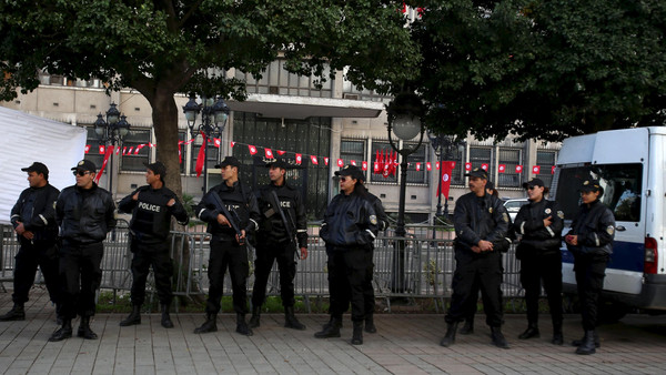 Police officers stand guard before the Interior Ministry in Tunis, Tunisia January 22, 2016. Tunisia declared a nationwide curfew on Friday after four days of protests and rioting over jobs and economic conditions, the worst unrest since an uprising five years ago that toppled autocrat Zine El Abidine Ben Ali. REUTERS/Zoubeir Souissi
