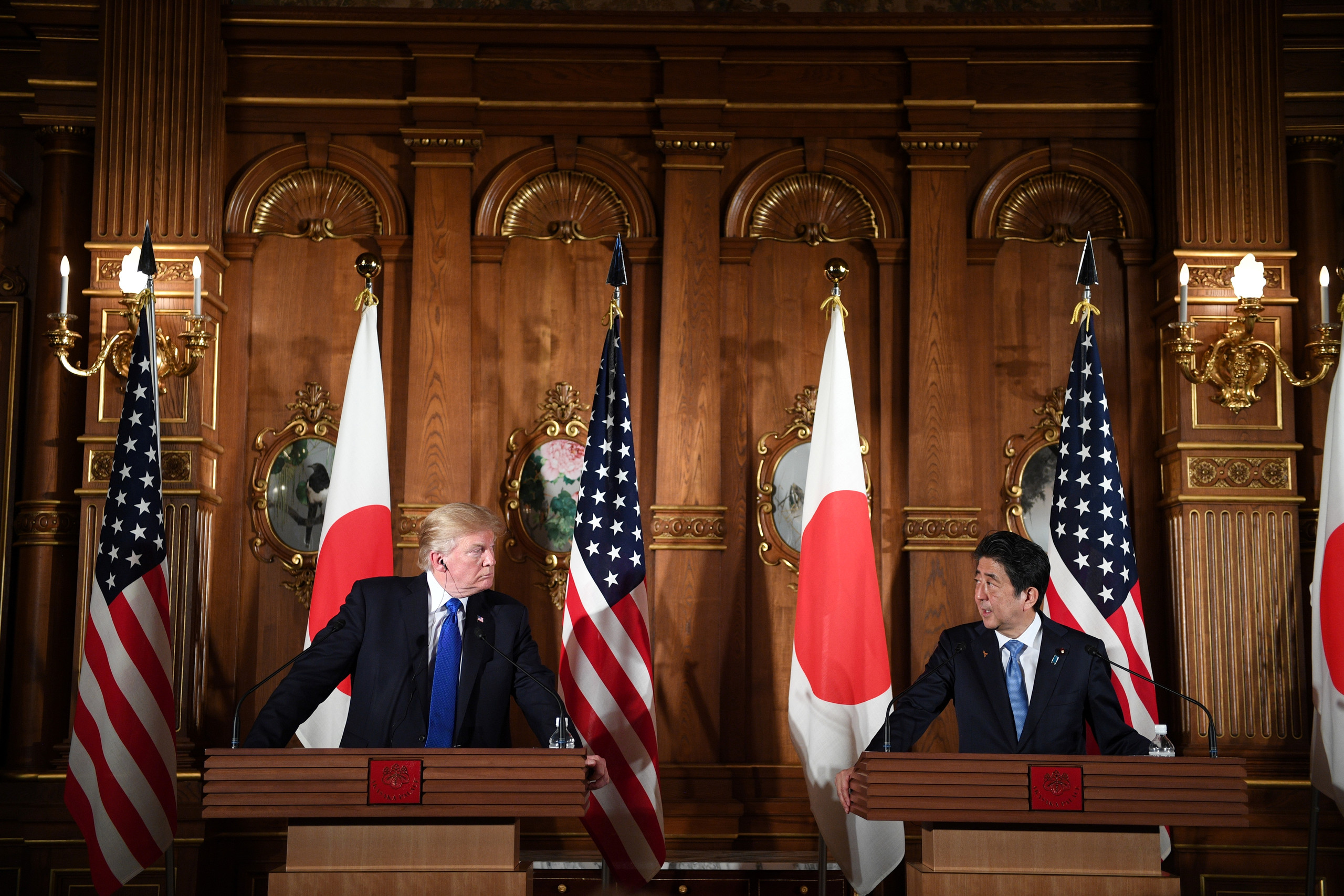 US President Donald Trump and Japanese Prime Minister Shinzo Abe (R) attend a joint press conference at Akasaka Palace in Tokyo on November 6, 2017.
Donald Trump described North Korea's nuclear missile programme as a "threat" to the world on a trip to Asia dominated by the crisis. / AFP PHOTO / JIM WATSON