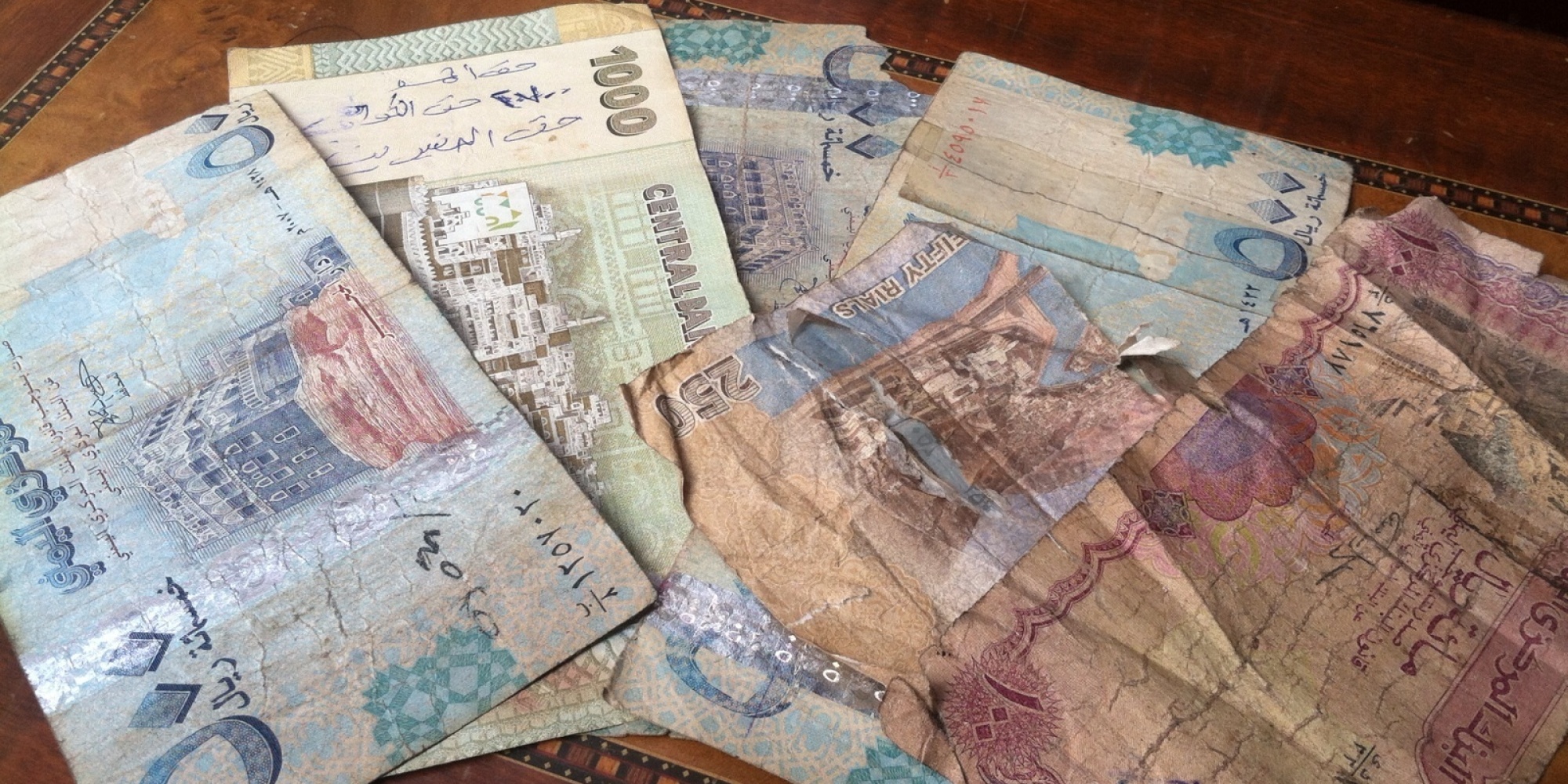 “سبق” اليمنية: دولة الملالي تواصل العبث بمقدرات اليمن.. بعد الدمار والبارود تأتي العملات المزيفة
