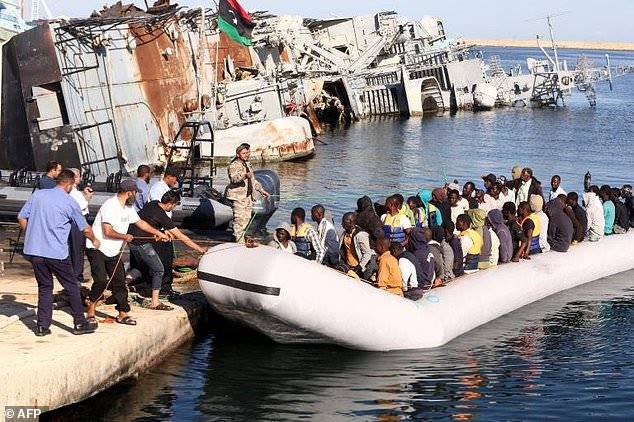 شرطة غينيا الإستوائية تعترض 200 مهاجر فى البحر