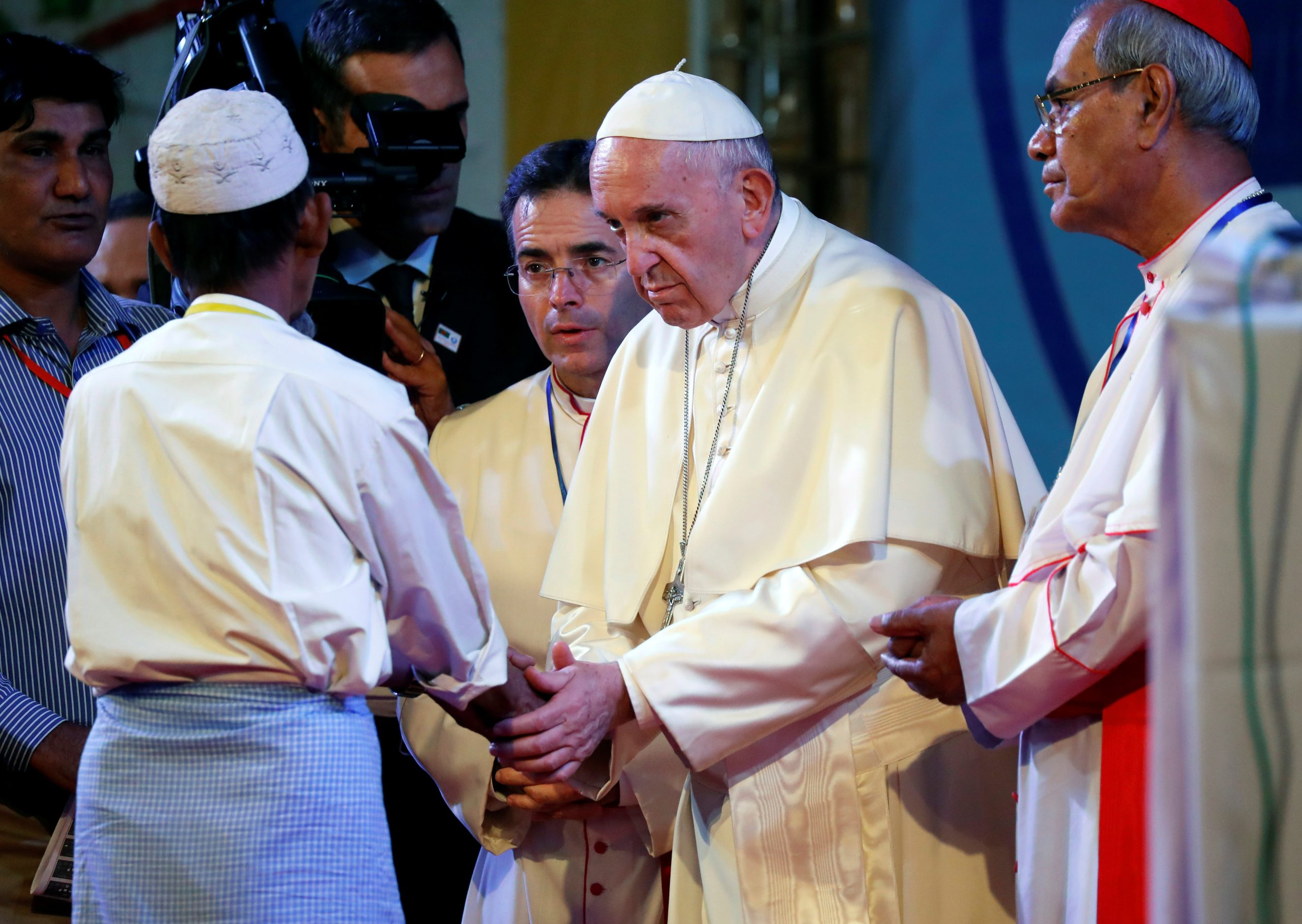 Pope Francis meets a group of Rohingya refugees in Dhaka, Bangladesh December 1, 2017. REUTERS/Damir Sagolj